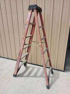 lot 16672 image: Werner 6-Foot Fiberglass Step Ladder