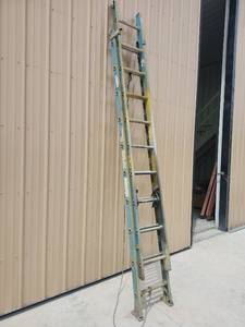 lot 16673 image: Werner 20ft Extension Ladder 250lb Capacity
