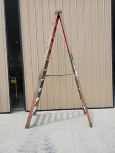 lot 16674 image: Werner Fiberglass Step Ladder 10-Foot