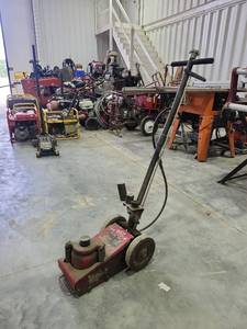 lot 16691 image: Industrial 22 Ton Air Hydraulic Axal Jack with Wheels