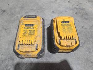 lot 17845 image: DeWalt 20V Max FlexVolt 6.0Ah and 9.0Ah Lithium Ion Battery Pack - Set of 2