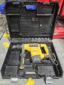 lot 17875 image: DeWalt D25481 1-916 SDS Max Rotary Hammer with Case