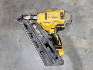lot 17927 image: DeWalt 20V Brushless Cordless Framing Nailer DCN21PL