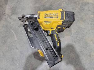 lot 17928 image: DeWalt DCN930 20V Cordless Framing Nailer