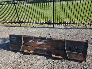 lot 13309 image: John Deere T84 Heavy Duty Loader Bucket with Teeth