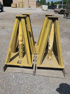 lot 13325 image: Heavy Duty Yellow Steel Jack Stands - Set of 4