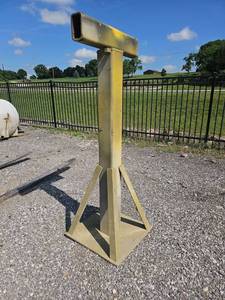 lot 13326 image: Heavy Duty Homemade Jack Stand