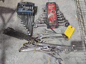 lot 17967 image: Mixed Tool Lot - Combination Wrenches and Ratcheting Sets