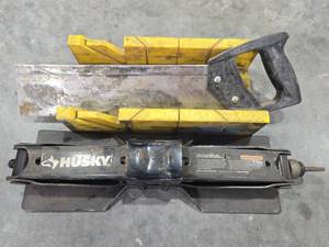 lot 18168 image: 1.5 Ton Scissor Jack Automotive Lifting Tool and Handsaw