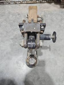 lot 18251 image: 20,000 Heavy Duty Trailer Hitch with Ball Mount 2-516