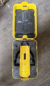 lot 13351 image: Leica NA520 Automatic Level Surveying Instrument with Case