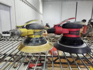 lot 16780 image: Snap-on Professional Random Orbital Sanders Set
