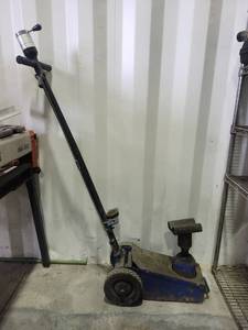 lot 16791 image: Hydraulic Floor Jack with Handle and Wheels
