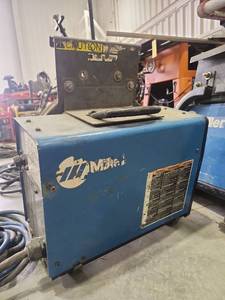 lot 16794 image: Miller Electric MIG Welder with Wire Feed System