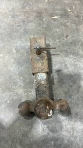 lot 18263 image: Triple Ball Trailer Hitch Mount
