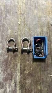 lot 18358 image: Heavy Duty Steel D-Ring Shackles with Storage Box