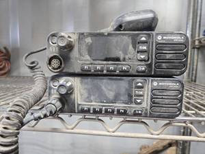 lot 18402 image: Set of 2 Motorola XPR 5550e Two-Way Radio with Microphone