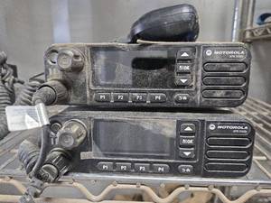 lot 18403 image: Set of 2 Motorola XPR 5550e Two-Way Radio with Microphones