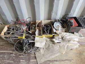 lot 18435 image: Mixed Lot of Electronic Components and Cables