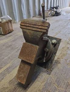 lot 18436 image: Bessey Bench Vise with Swivel Base