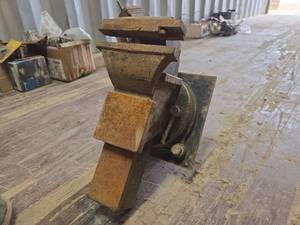 lot 18437 image: Bessey Bench Vise with Swivel Base