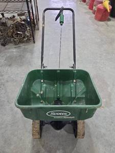 lot 18470 image: Scotts SpeedyGreen 2000 Broadcast Spreader