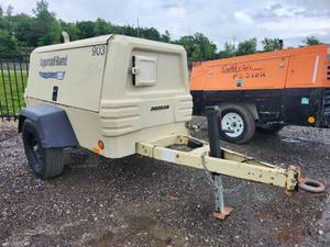 lot 11607 image: Ingersoll Rand 185 CFM Portable Air Compressor