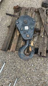 lot 13391 image: Johnson Heavy Duty Crane Hook Block