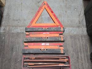 lot 20628 image: Emergency Road Warning Triangle - Set of 6