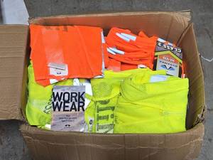 lot 20631 image: Pyramex High Visibility Safety Vests ANSI Class 3 Box Lot - Medium