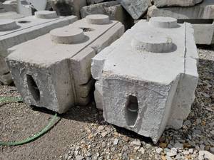 lot 25253 image: Set of 2 Concrete Barrier Blocks