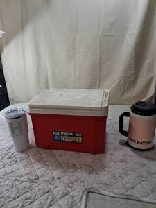 lot 13 image: Igloo Laguna 9 Quart Personal Cooler with Drinkware Bundle