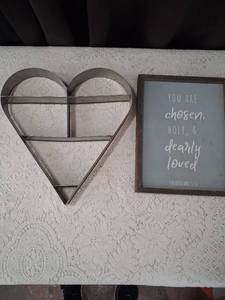 lot 30 image: Metal Heart Shelf and Christian Inspirational Wall Sign Set
