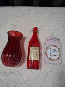 lot 37 image: Red Glass Vase and Bottle Set with Home Sweet Home Sign