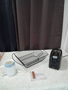 lot 41 image: Kitchen Bundle with Black 2-Slice Toaster and Wire Basket