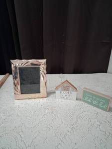 lot 44 image: Home Decor Set with Rose Gold Picture Frame and Inspirational Signs