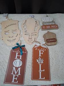 lot 47 image: Fall Halloween Wooden Decoration Set with Welcome Signs