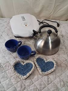 lot 56 image: George Foreman Lean Mean Fat Grilling Machine with Kitchen Bundle