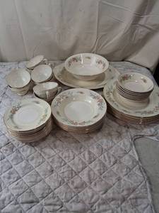 Homer Laughlin Eggshell Georgian Floral Dinnerware Set