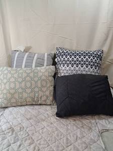 lot 70 image: Modern Home Decorative Throw Pillow Set