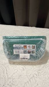 lot 93 image: HaoZer Feed Trough for Poultry and Pets 4.5 Quart