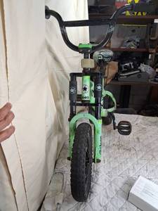 lot 98 image: Jeep Kids BMX Bicycle Green