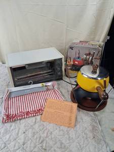 lot 119 image: Fondue Set with Electric Burner and Table Runner