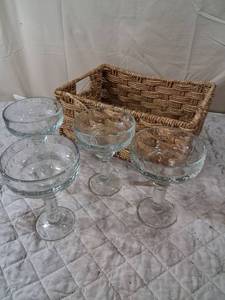 lot 128 image: Clear Glass Margarita Glasses with Wicker Storage Basket Set