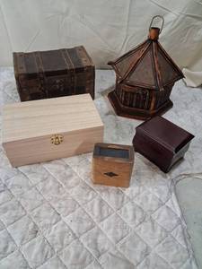 lot 133 image: Mixed Lot of Storage Boxes and Decorative Birdhouse