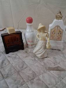 lot 140 image: Mixed Collectible Perfume Bottles and Figurines Lot