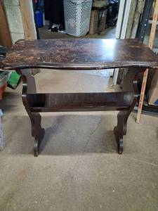 lot 145 image: Traditional Wooden Console Table with Lower Shelf