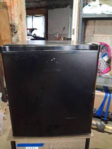 lot 147 image: Dorm room Mini refrigerator