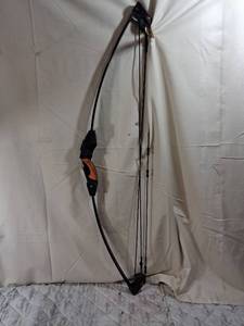 lot 183 image: Lil Goliath Recurve Bow with Arrow Rest