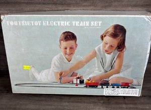 lot 131 image: Tootsietoy Electric Train Set with Transformer&nbsp